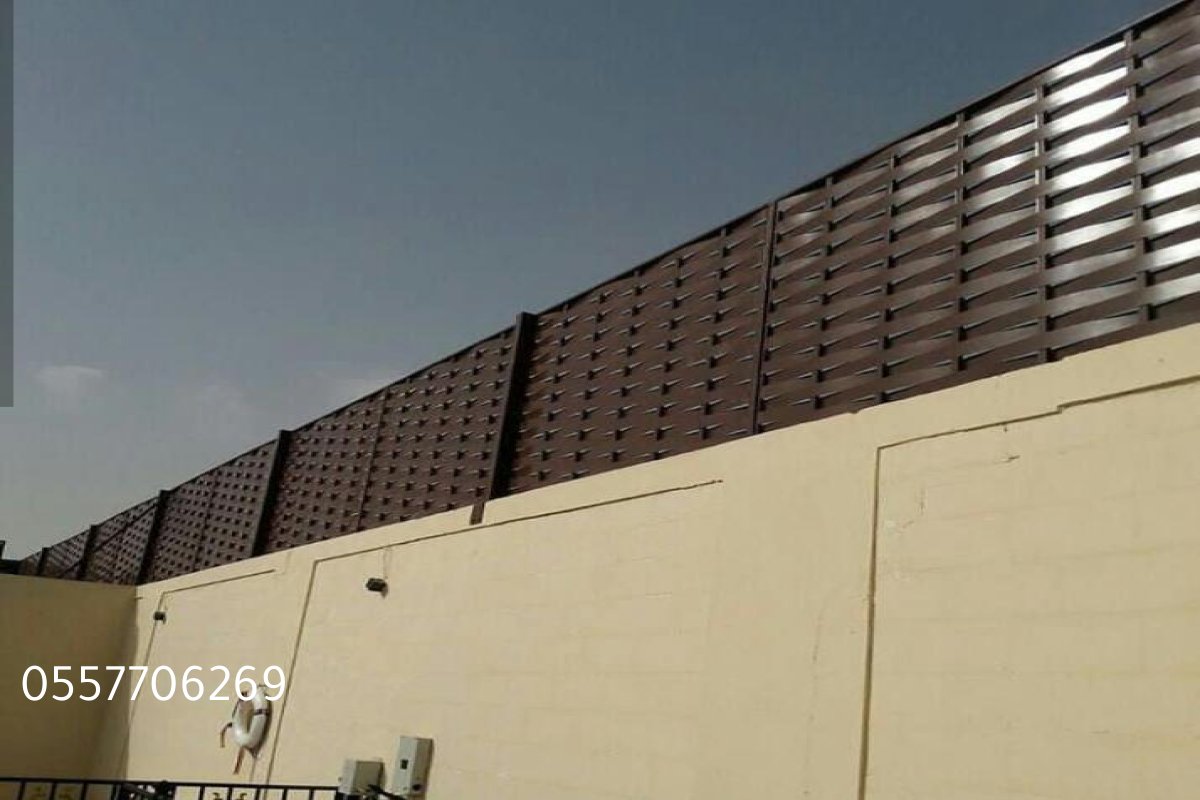 سواتر تُستخدم للحفاظ على الخصوصية في المناطق السكنية والتجارية